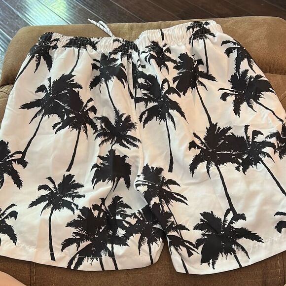 SHEIN Men’s Tropical Swim Shorts. Size Medium - Picture 3 of 5